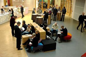 Mingel i stor sal på företaget Swecos kontor. Foto.