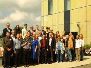 Gruppfoto med deltagare framför en byggnad i Lund.